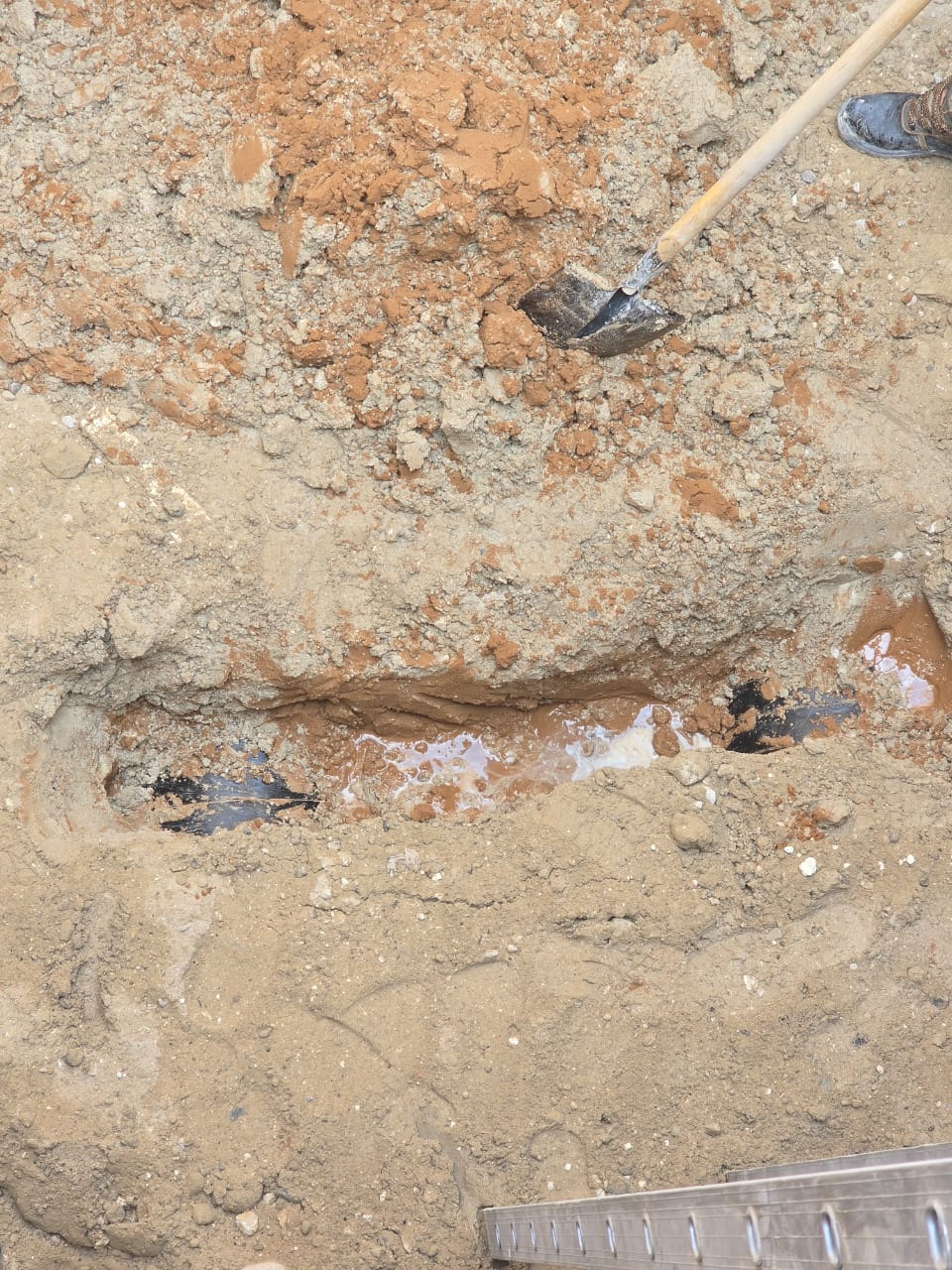 Manual excavation around DN500 chilled water pipeline with water ingress