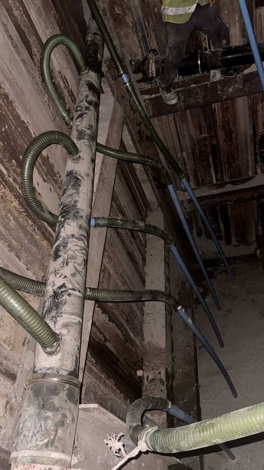 Dewatering hose arrangement around DN500 chilled water pipeline excavation