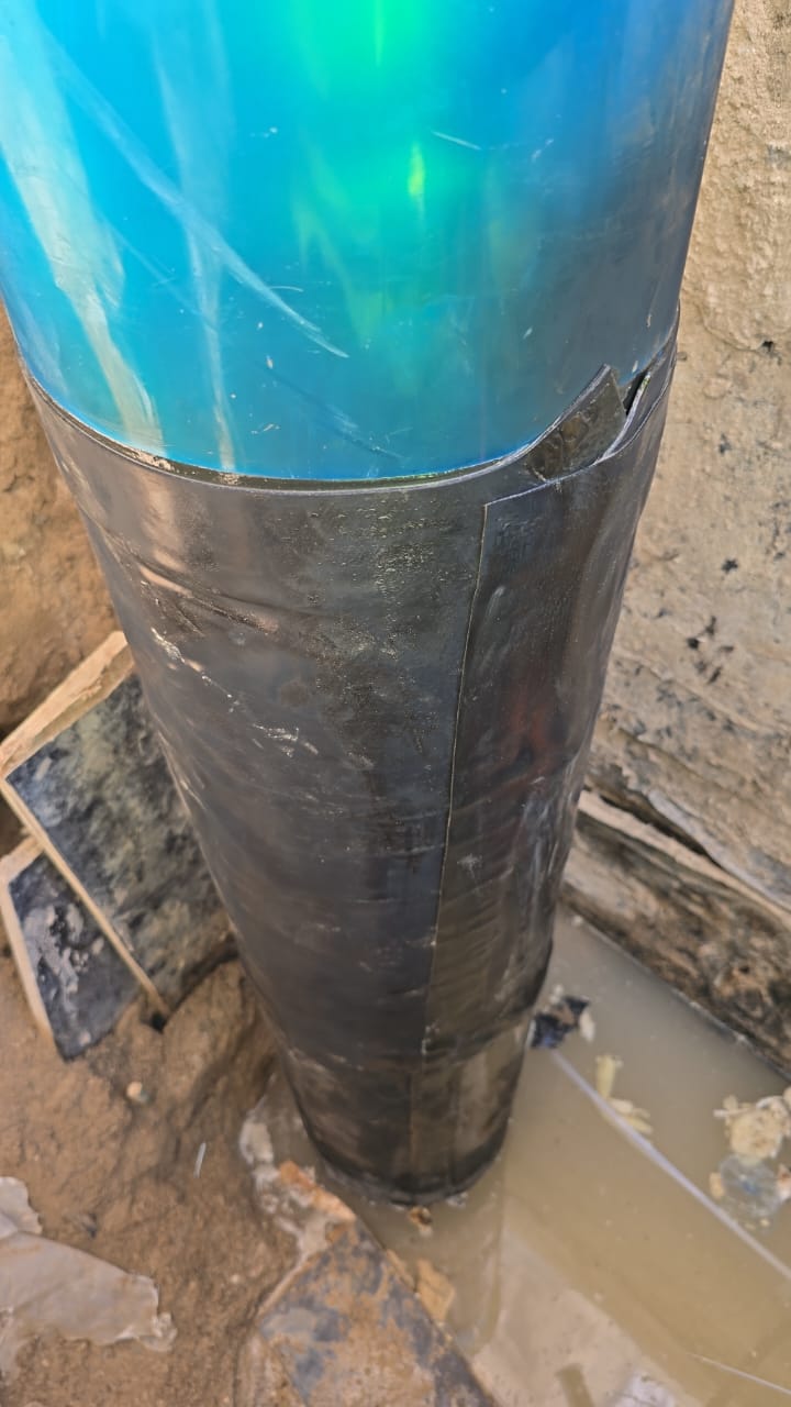 Heat shrink sleeve application for waterproofing underground chilled water pipe field joint