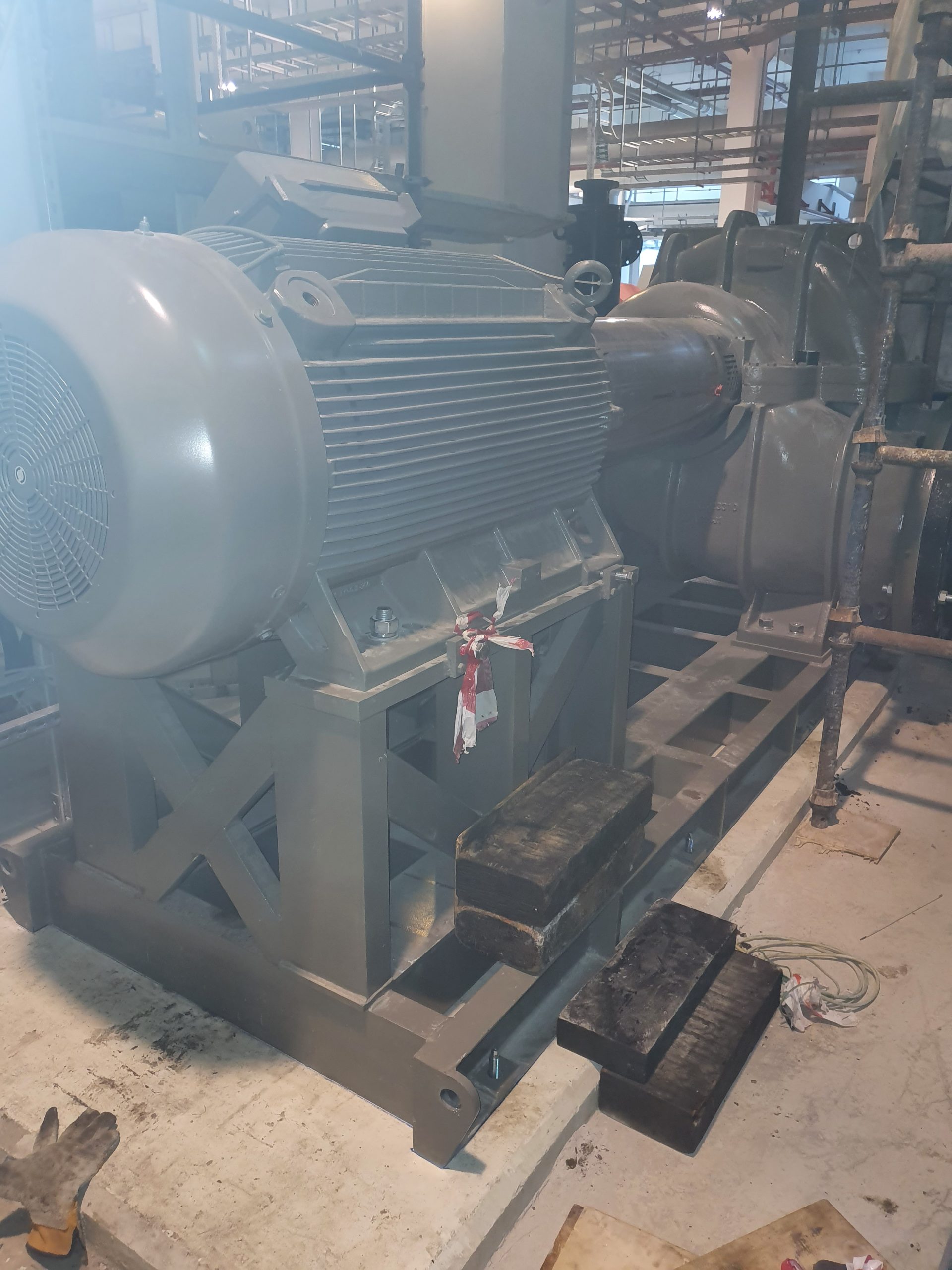 Heavy duty chilled water pump installation and rigging at district cooling plant in Abu Dhabi