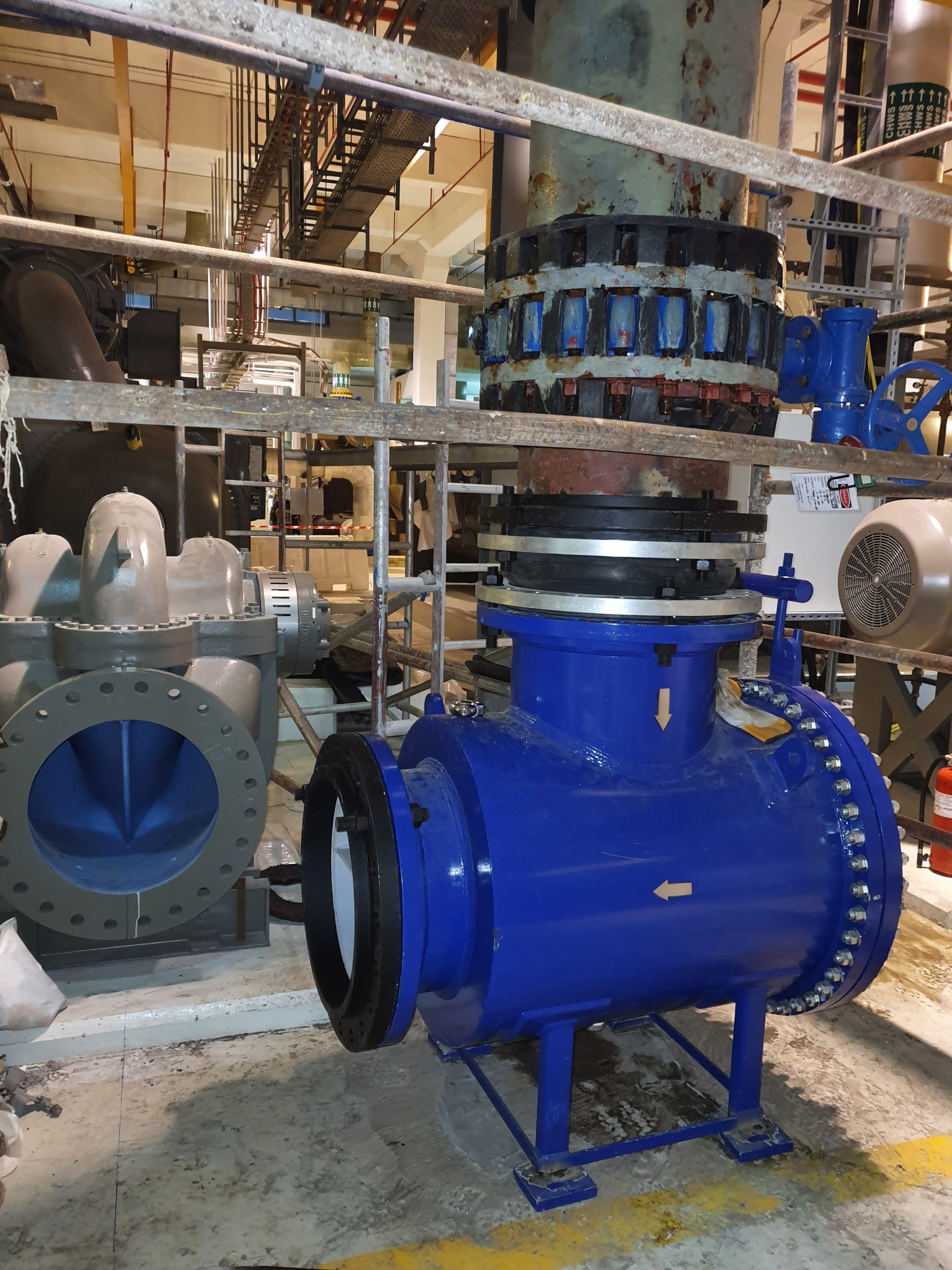 Suction diffuser installation for heavy duty chilled water pump in district cooling pump room