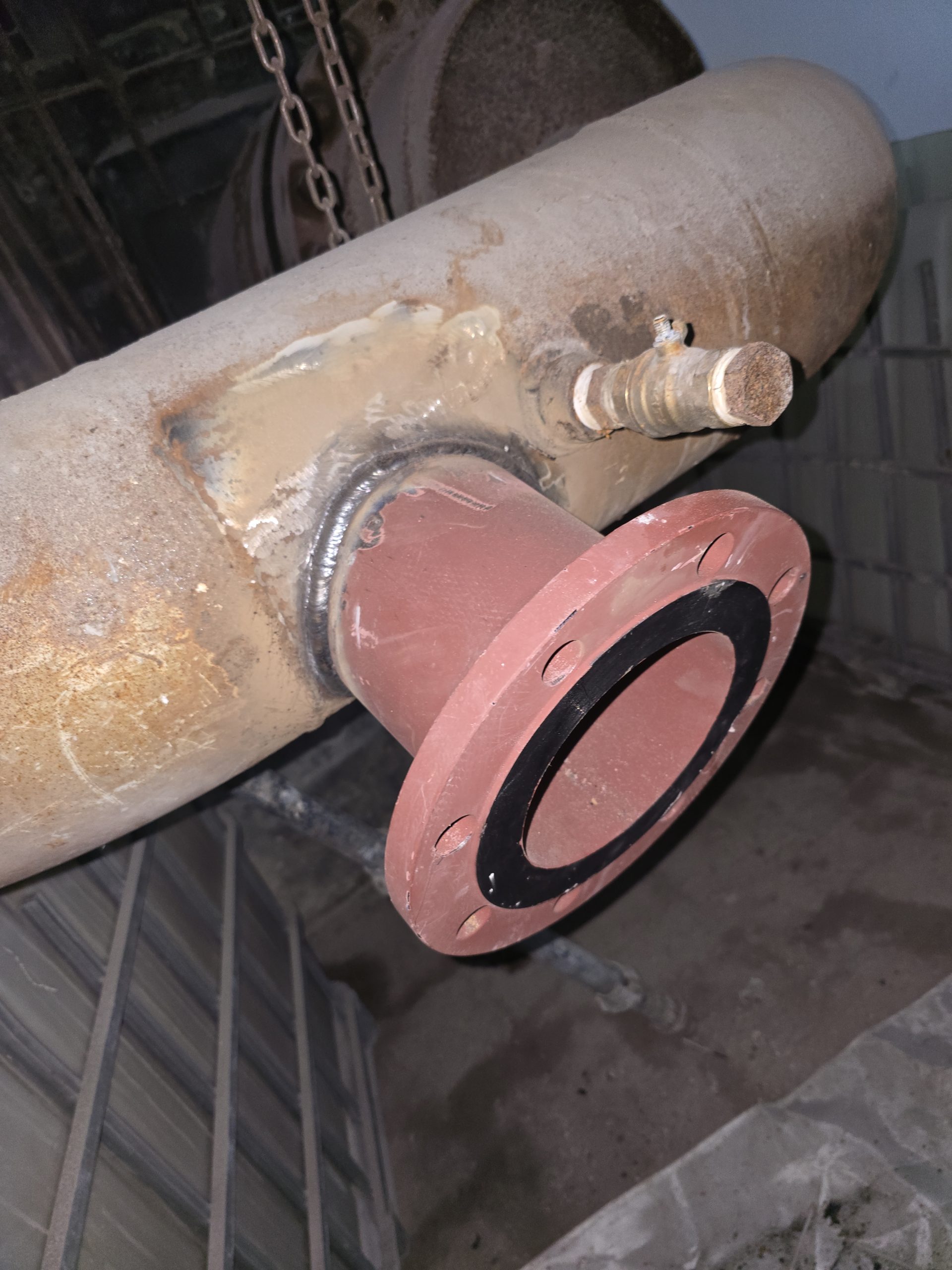 Hot tapping intervention and cutter for live chilled water pipeline modification